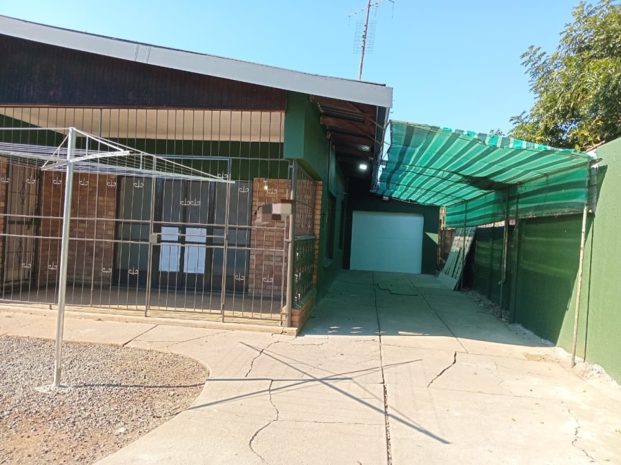To Let 3 Bedroom Property for Rent in Oos Einde North West